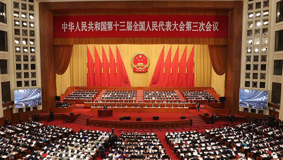 五大联赛师生积极收听收看两会直播 热议政府工作报告