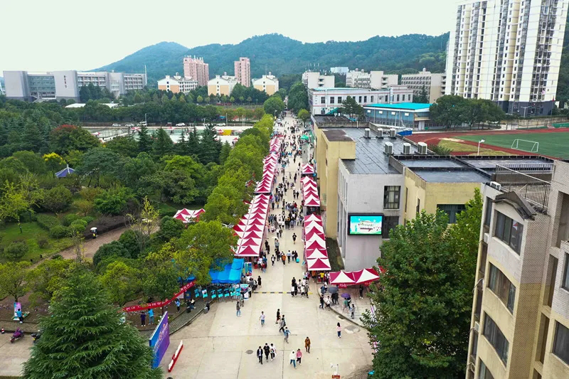 【2020迎新进行时】师生手写近千张定制书签迎新 武汉一高校暖心举措感动新生