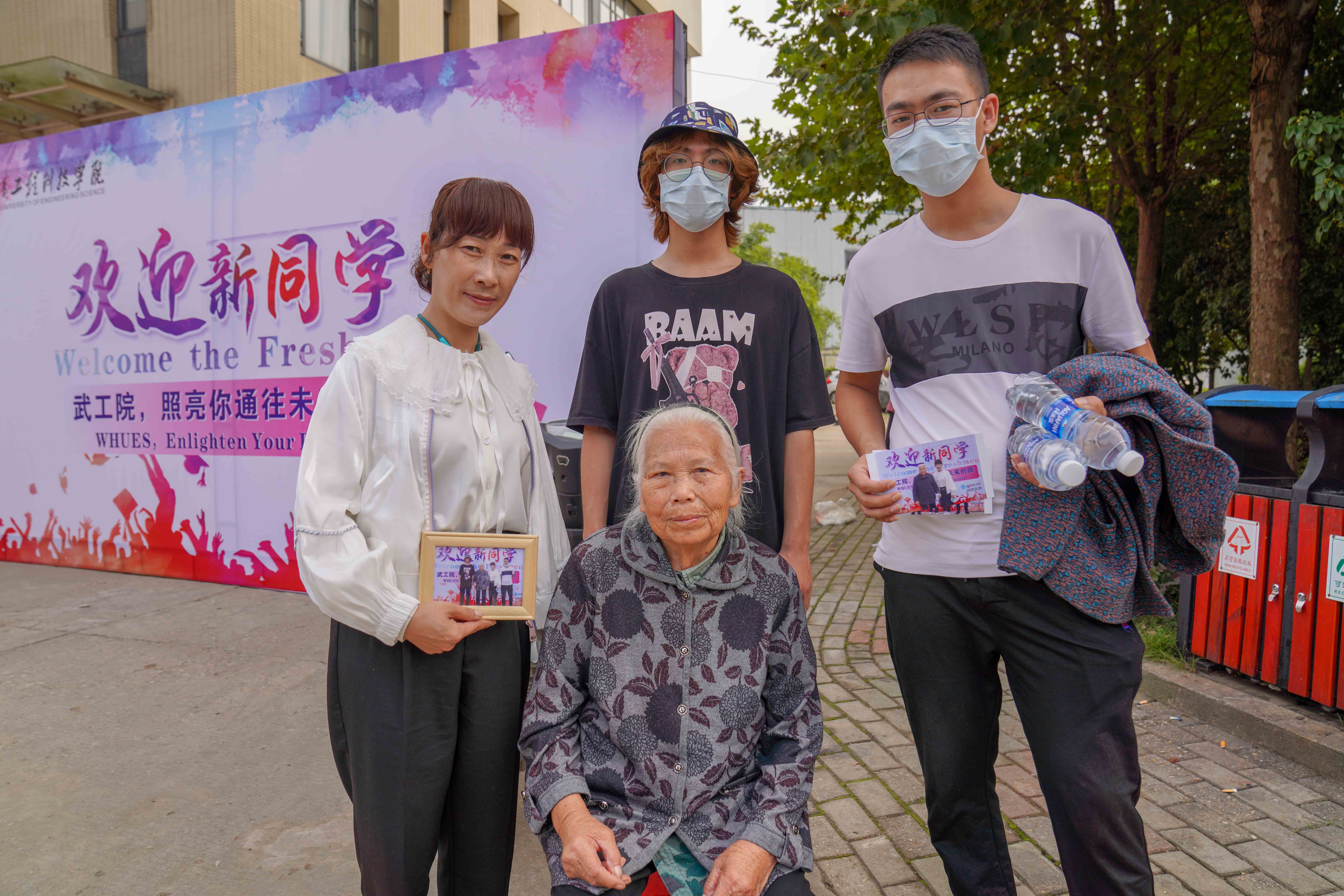 【2020迎新进行时】八旬老人送孙儿上大学 前途路漫漫 只为能再多看你一眼