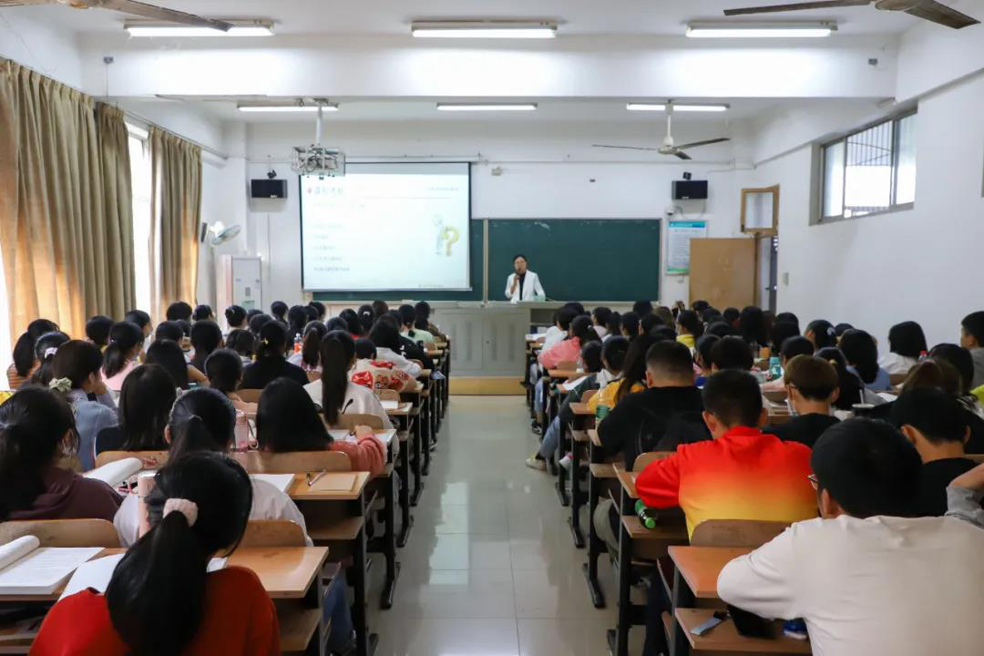五大联赛校领导检查新生开学第一课