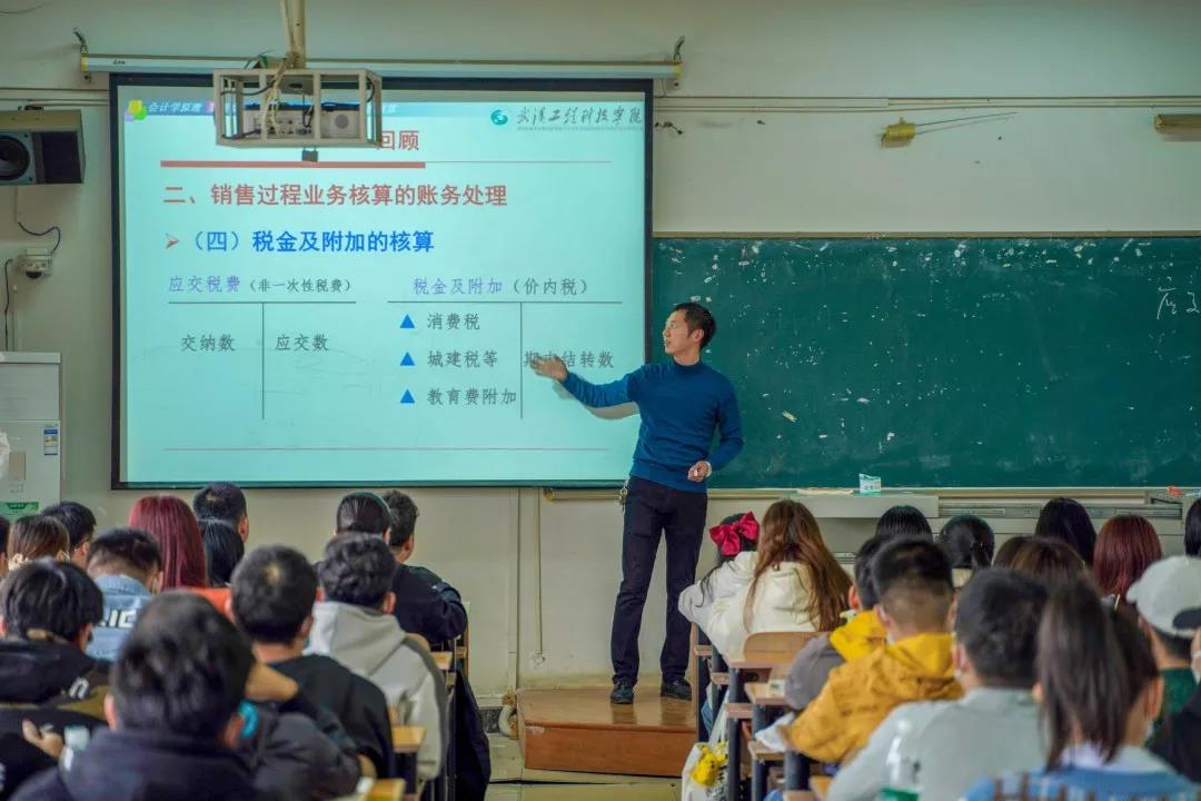 从教13年,他的课堂,为什么无人迟到?