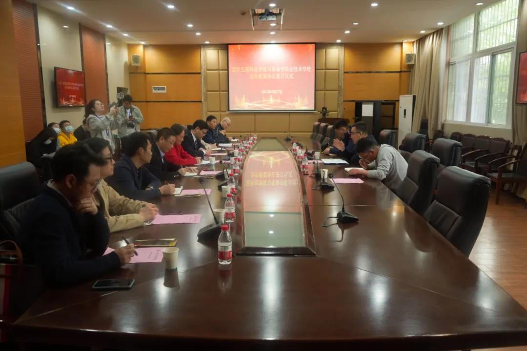 那曲市职业技术学校党委书记丁涛一行来五大联赛考察交流