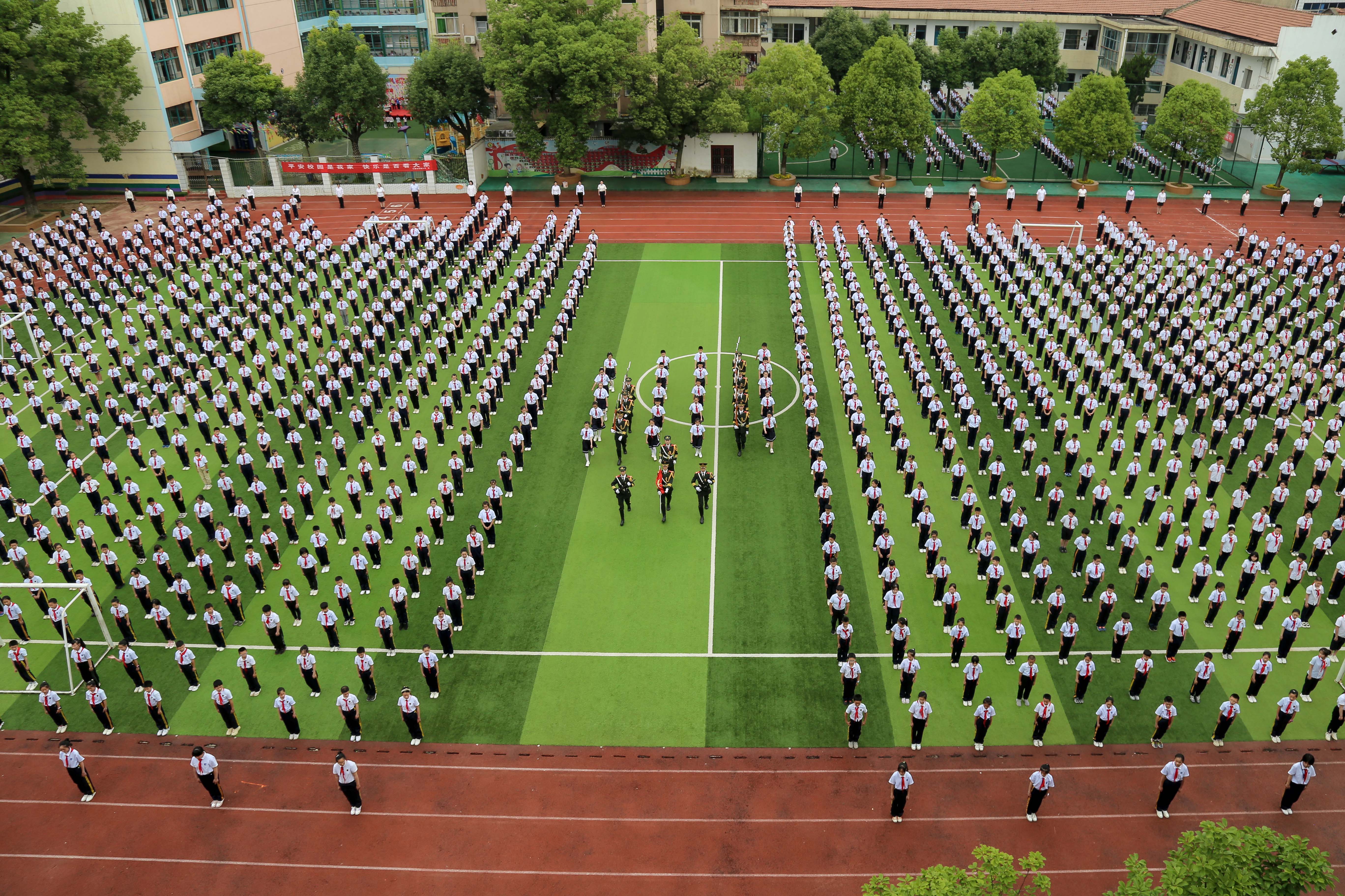 大手牵小手!大学生和小学生一起升国旗