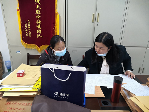 图2叶舜老师与张红老师交流同类学校培养方案