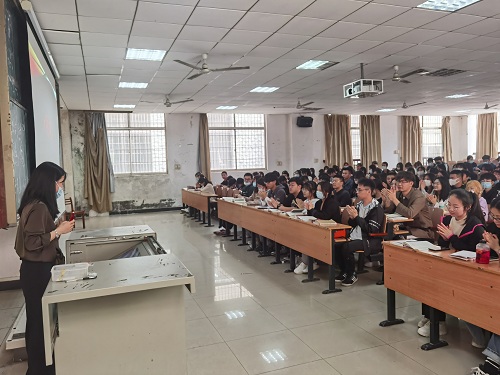 “中国共产党的组织原则、纪律与作风”——经济与管理学院教职工第三党支部组织委员张倩老师为我院入党积极分子授课