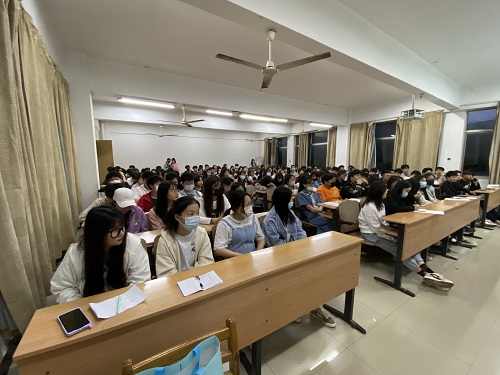 经济与管理学院党总支开展“党史教育进班级”系列活动之二