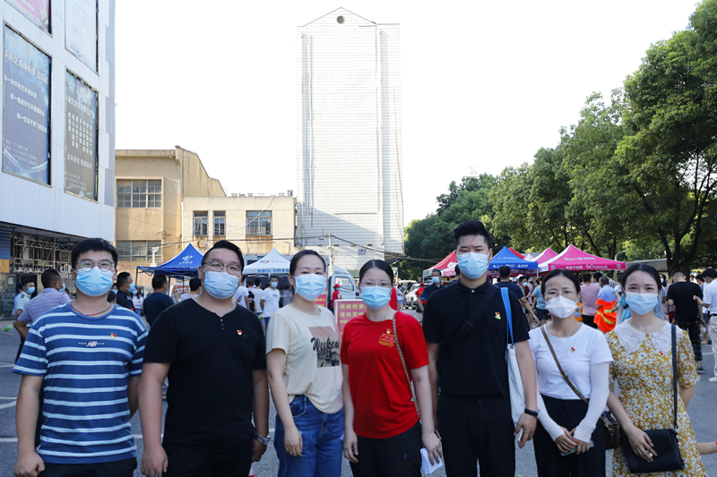 我校党员教师下沉社区做核酸检测志愿者