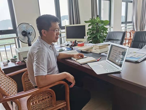 新学期第一天,校领导检查线上教学情况