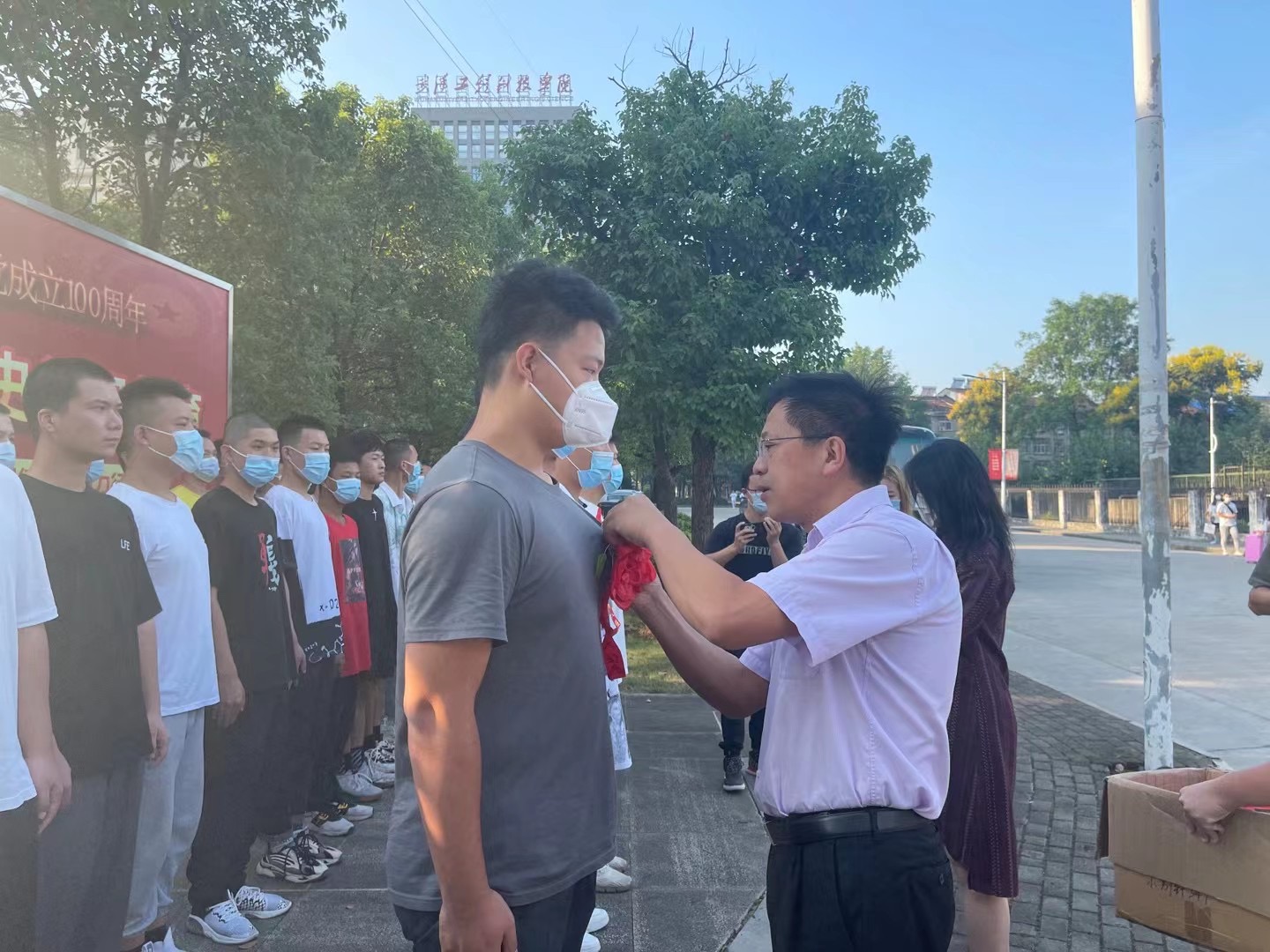 我校举行2021年秋季应征入伍大学生欢送仪式