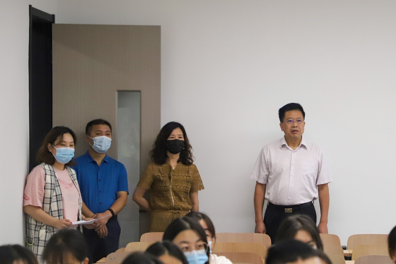 新学期校领导深入课堂巡课
