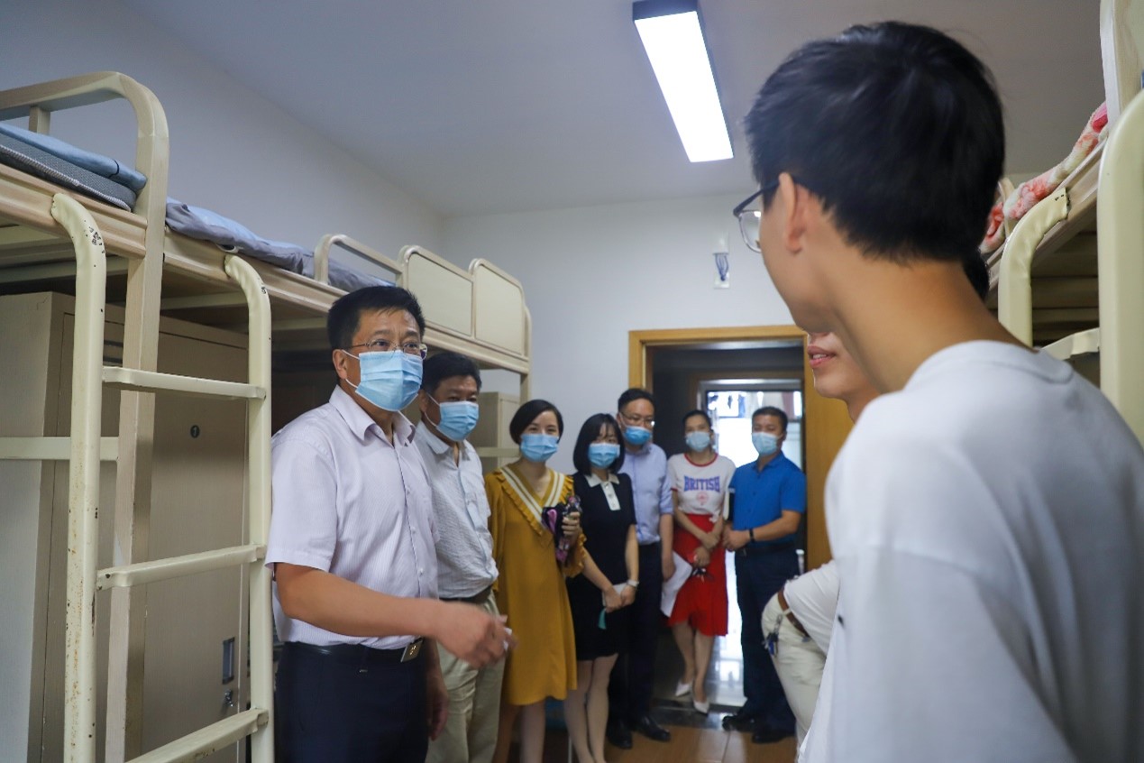 校领导走访宿舍看望慰问2021级新生
