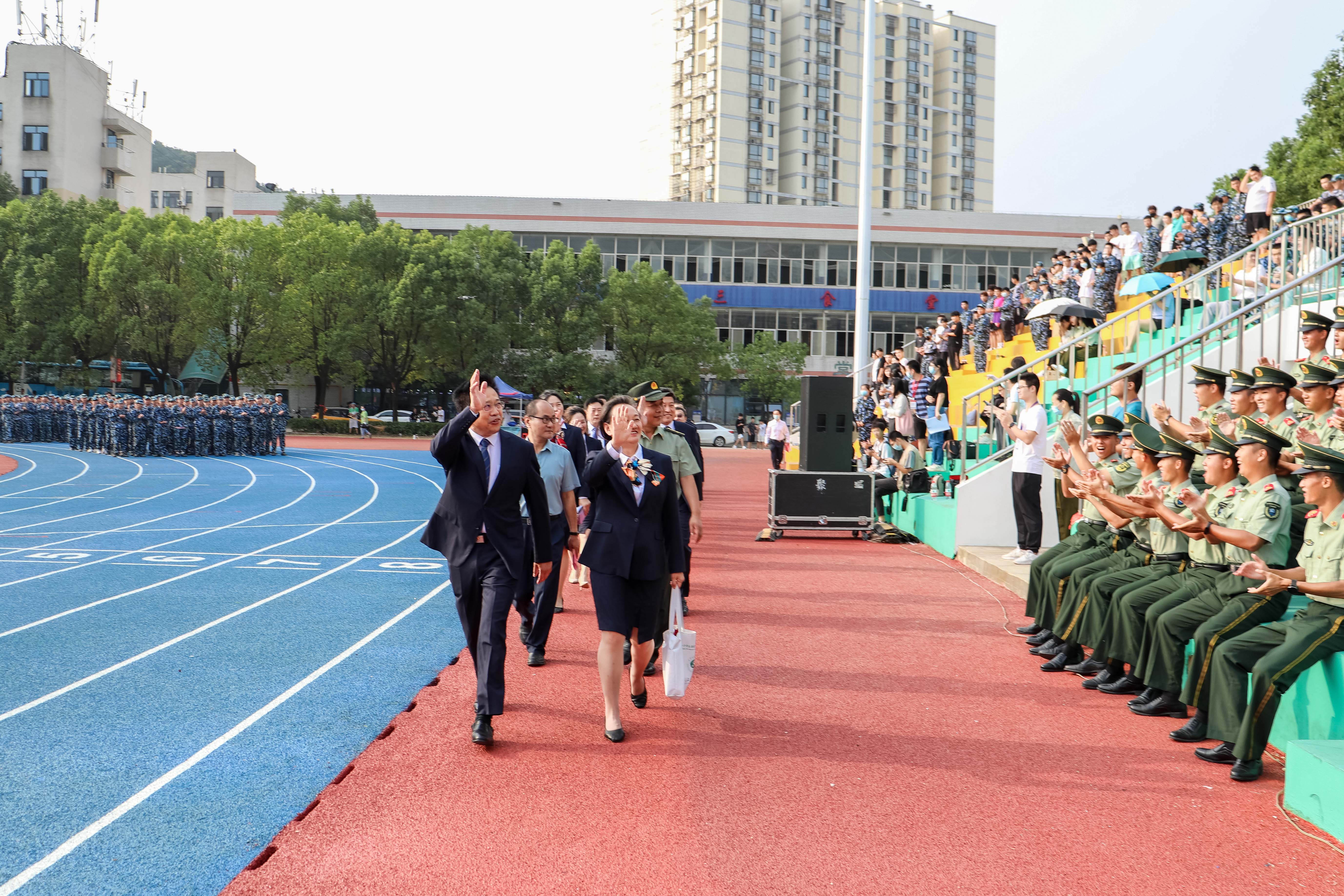 我校举行2021级新生开学典礼暨军训总结表彰大会
