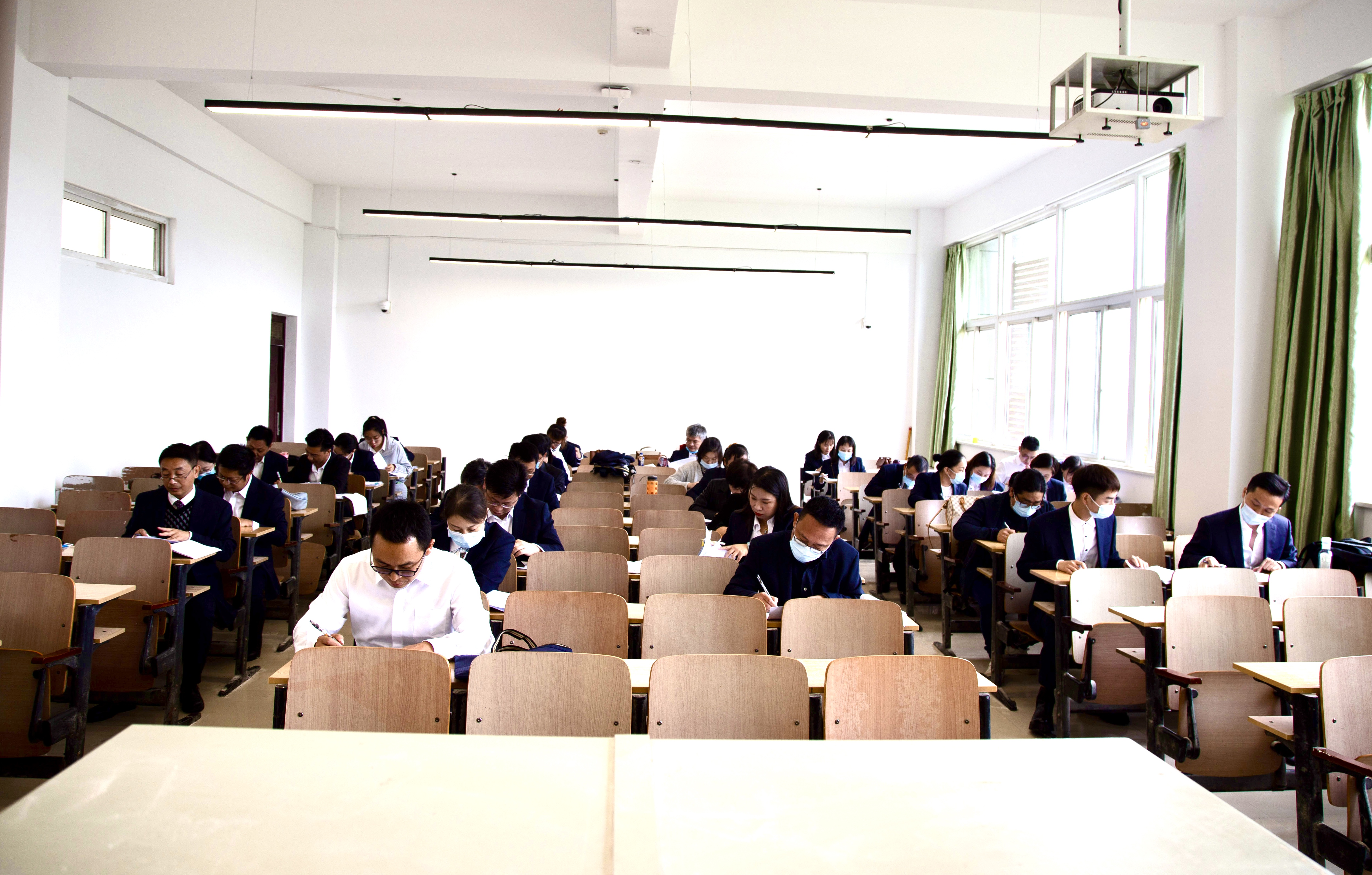 我校组织全体中层干部进行本科教学工作合格评估知识考试