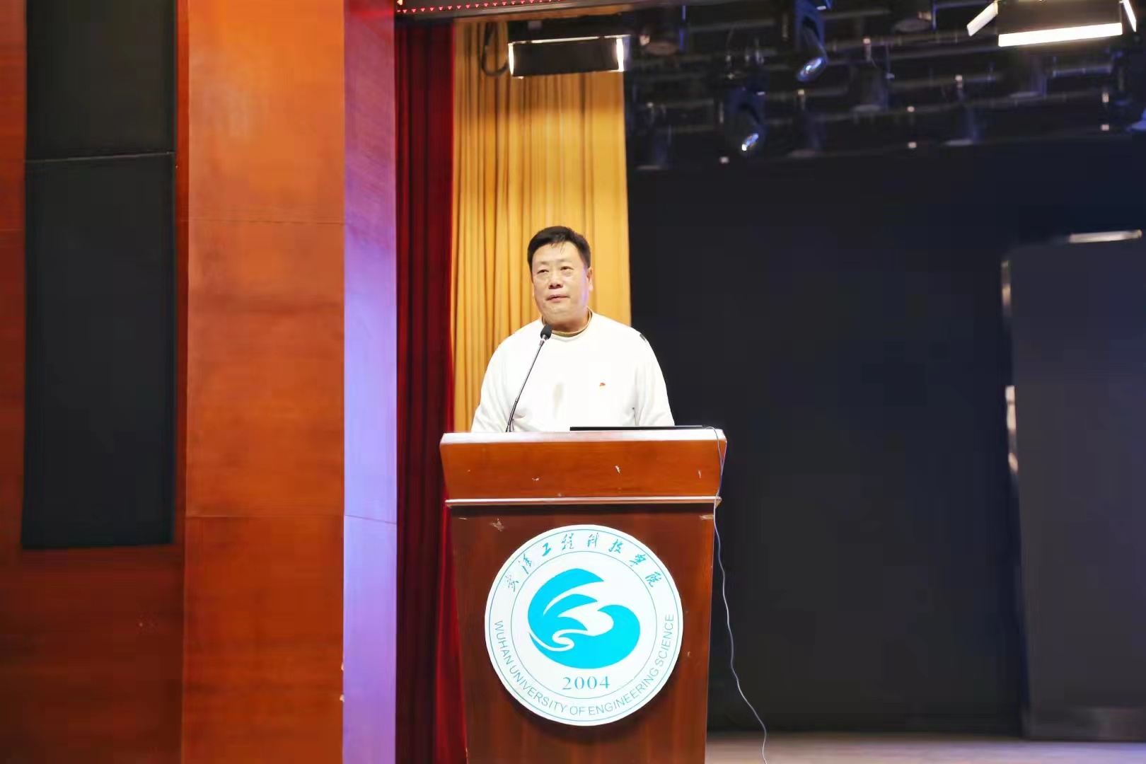 信息工程学院党总支书记王农跃老师为第33期入党积极分子培训班学员授课