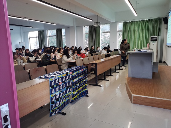 欧洲五大联赛官网经济与管理学院开展手机袋行动,打造专注课堂