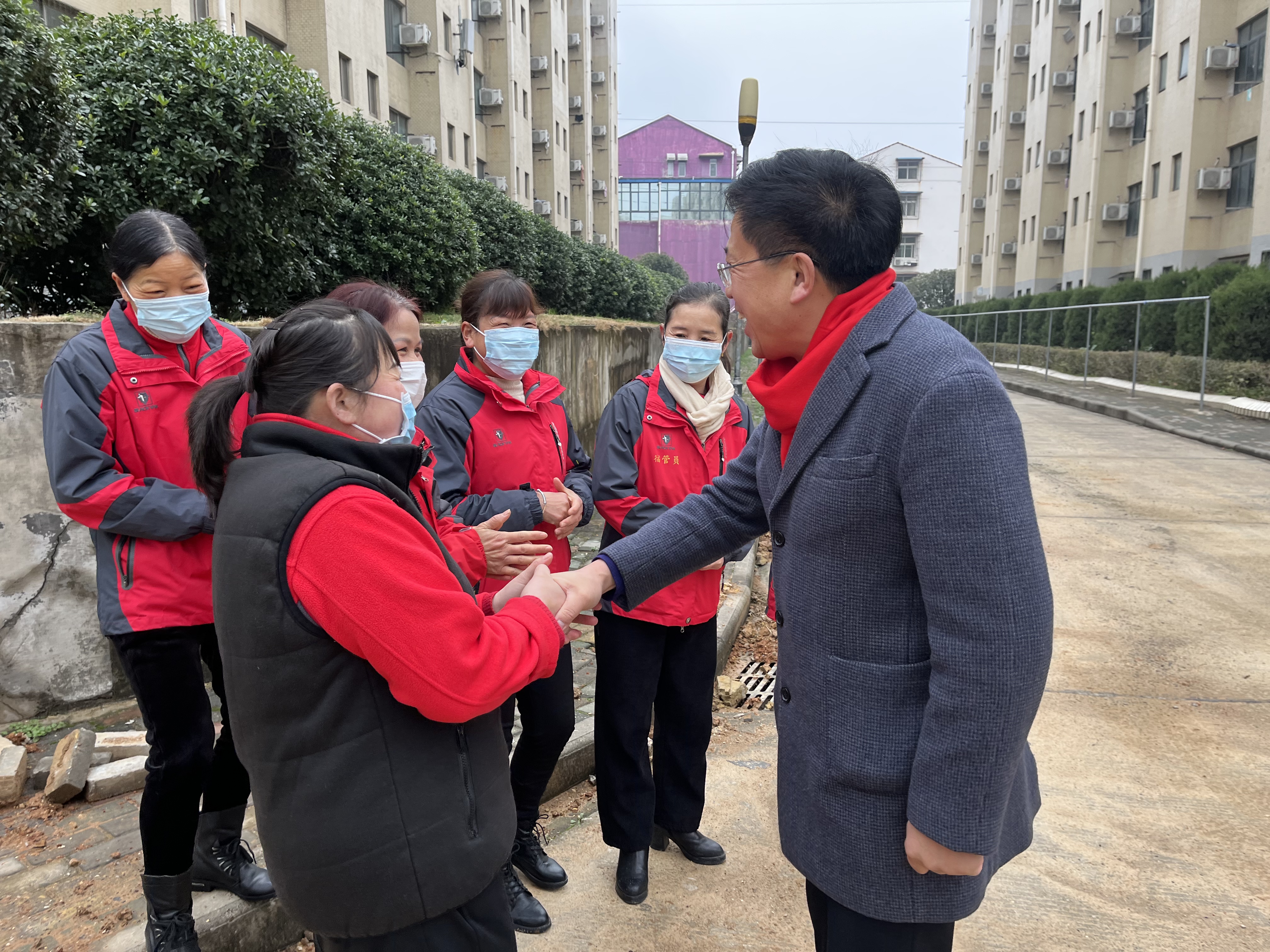 学校执行董事陈香山慰问春节坚守岗位值班人员
