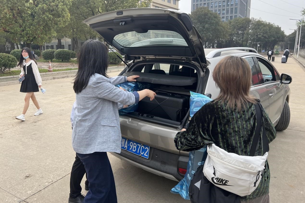 筑牢校园疫情防控安全线,致敬最美的身影!
