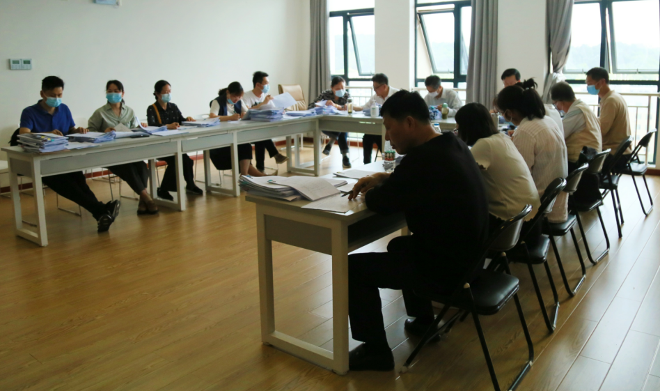 信息工程学院迎接学校2022届毕业设计(论文)中期检查工作