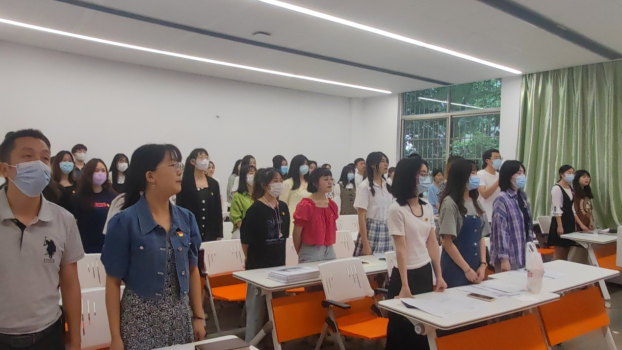人文学院预备党员接收大会顺利举行