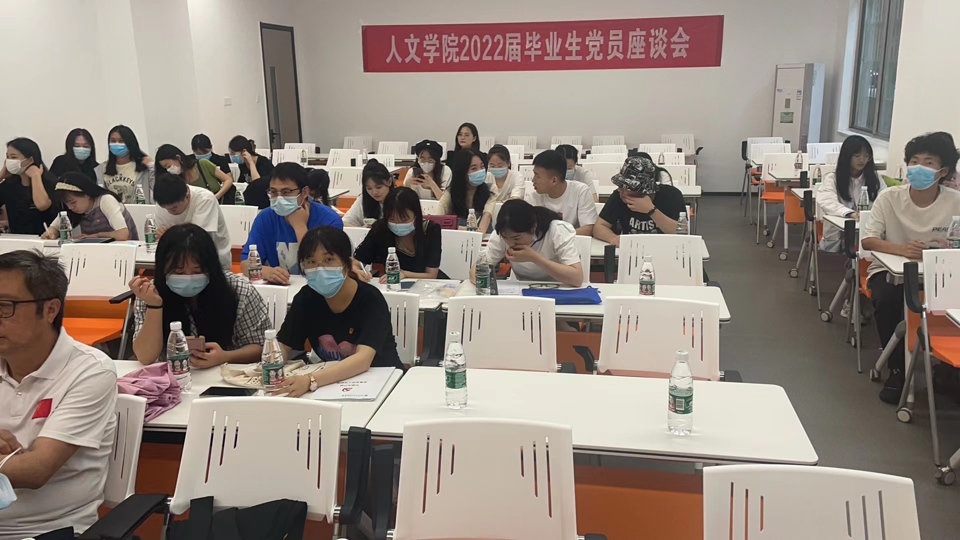 人文学院开展2022届毕业生党员座谈会