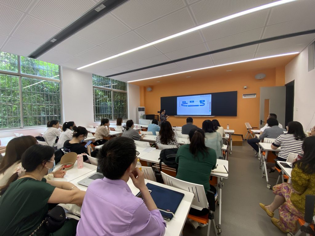 马克思主义学院召开教育教学研究课题中期检查汇报会