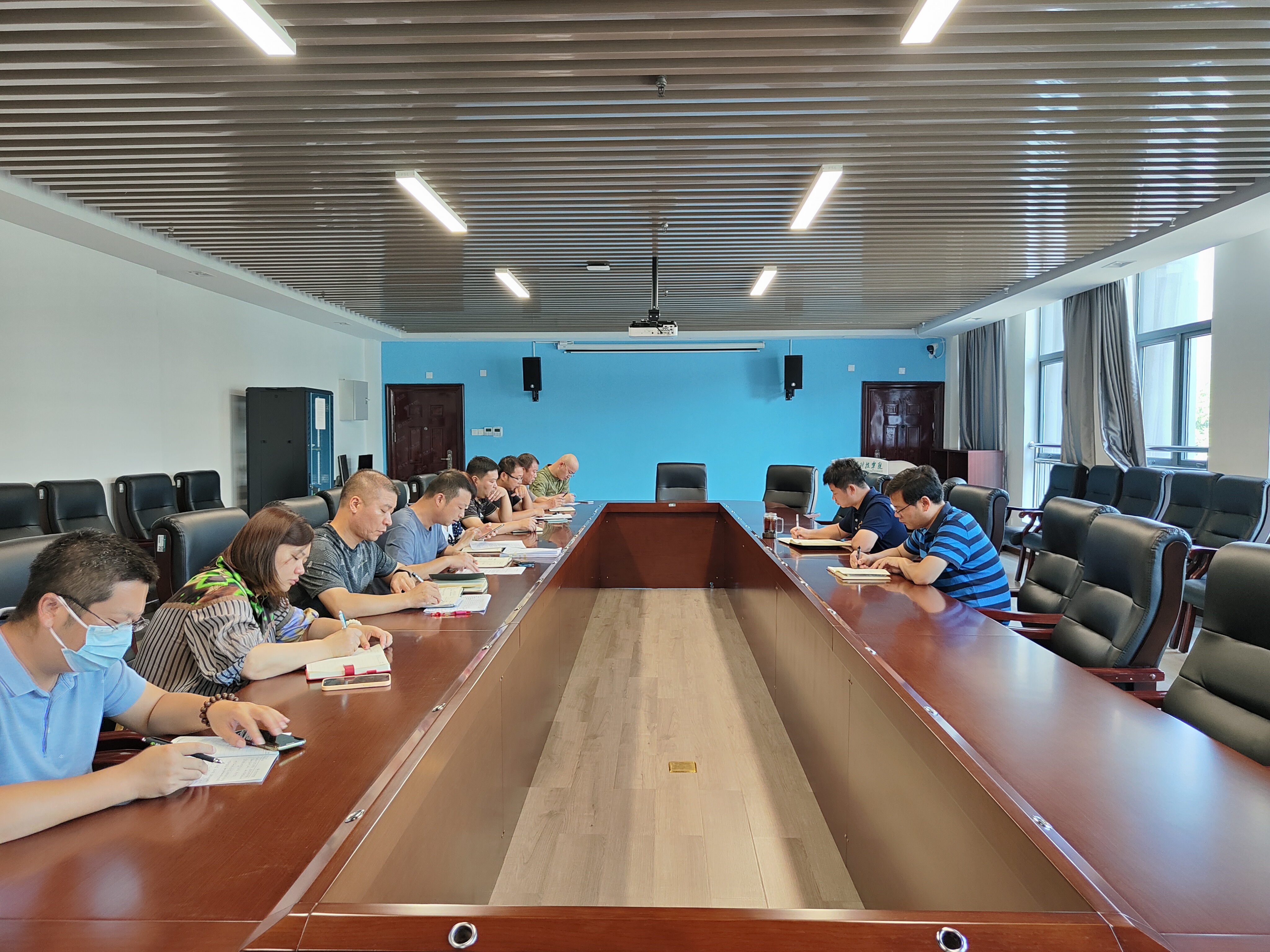 评估进行时 | 学校召开暑期建设中期检查暨推进会
