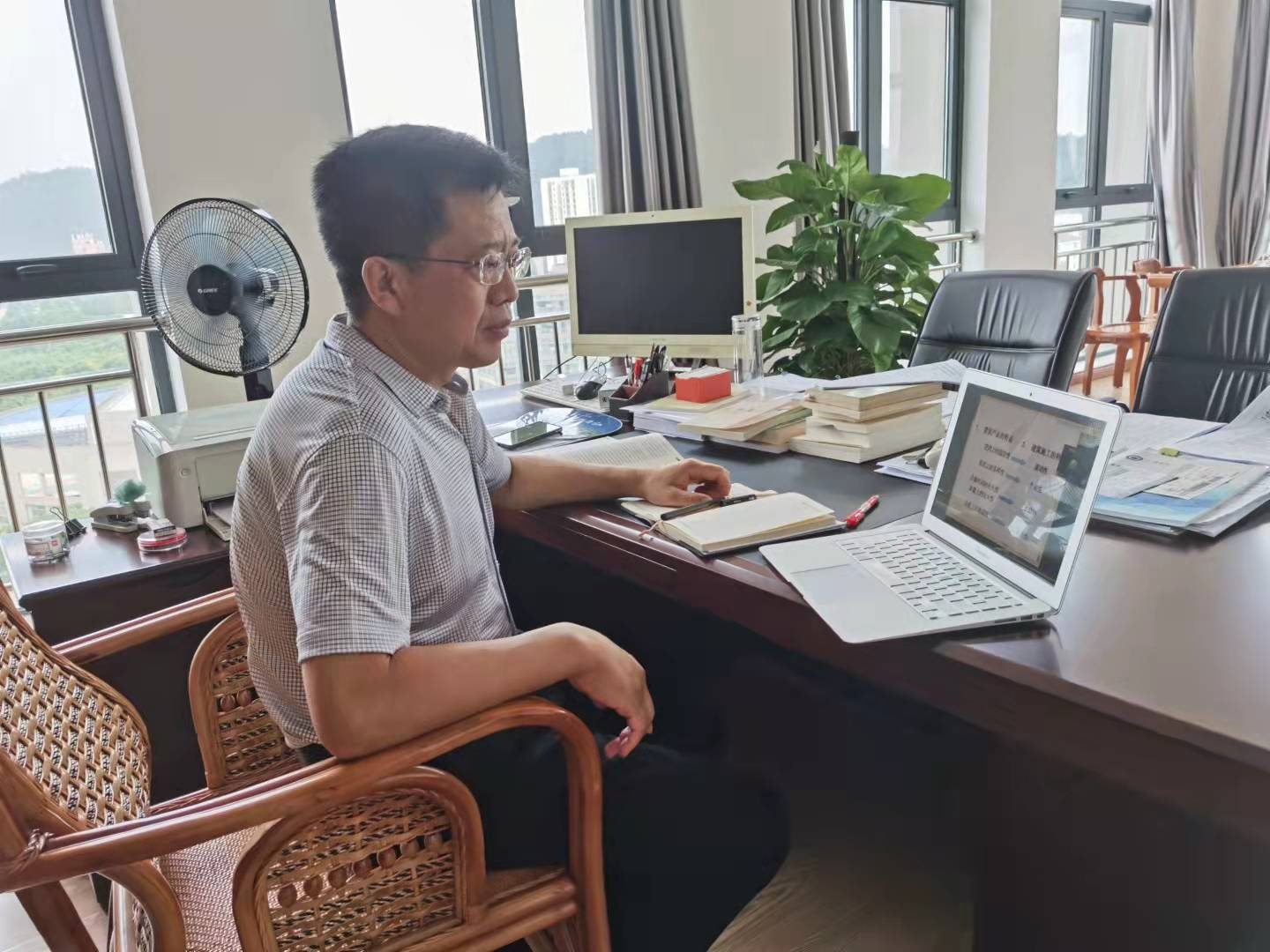开学首日:武工院领导检查线上教学情况