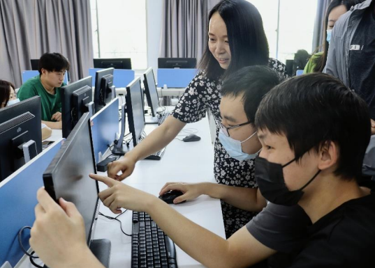 以学生为本,面向未来 ——经济系课程建设发展