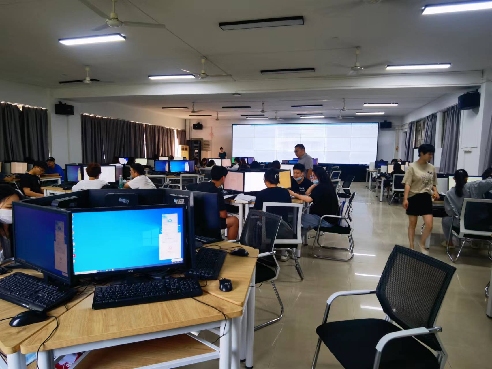经济与管理学院院领导开展线下开课第一周教学检查工作