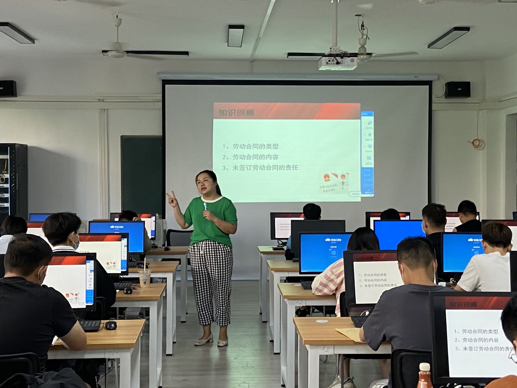 向名师学习 精进授课技能——我校经济与管理学院举办“教风建设月”名师示范课观摩活动