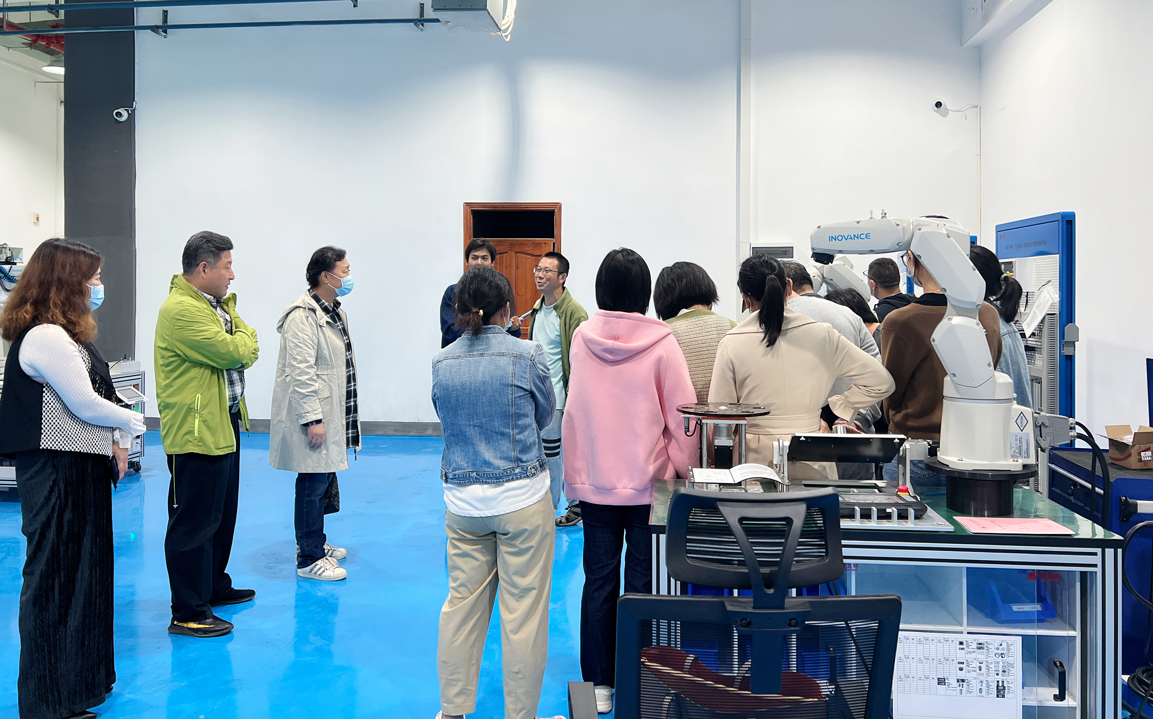 我校开展“智能制造实验中心-机器人培训”活动