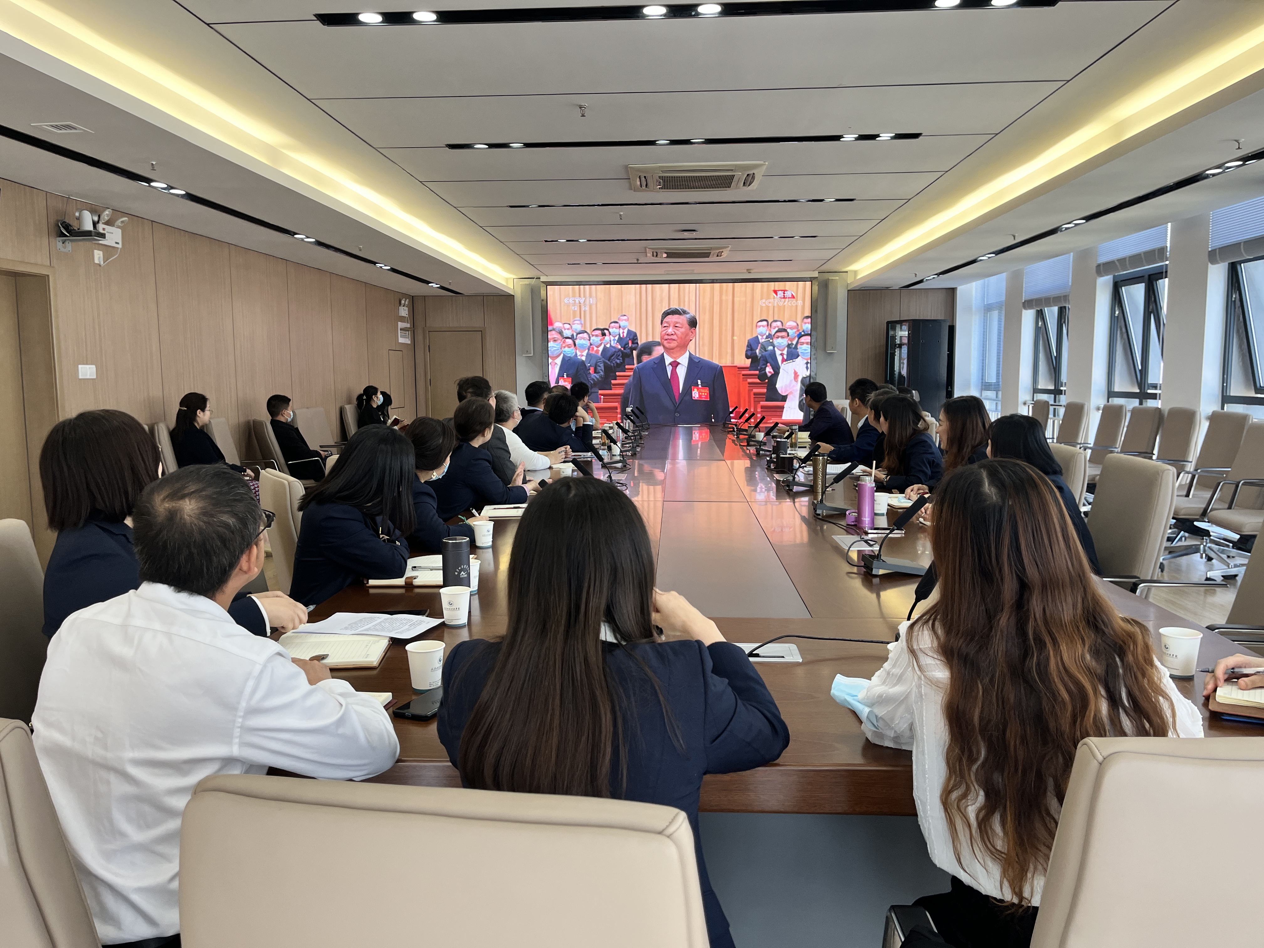 我校师生员工积极收看党的二十大开幕会直播