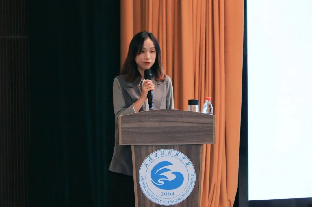一坛五堂 | 武汉纺织大学伯明翰时尚创意学院院长李万军教授来我校至臻讲堂开讲