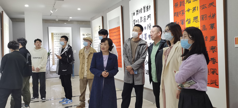 教育学院书法学师生参观首届“青川木牍杯”全国隶书书法作品展