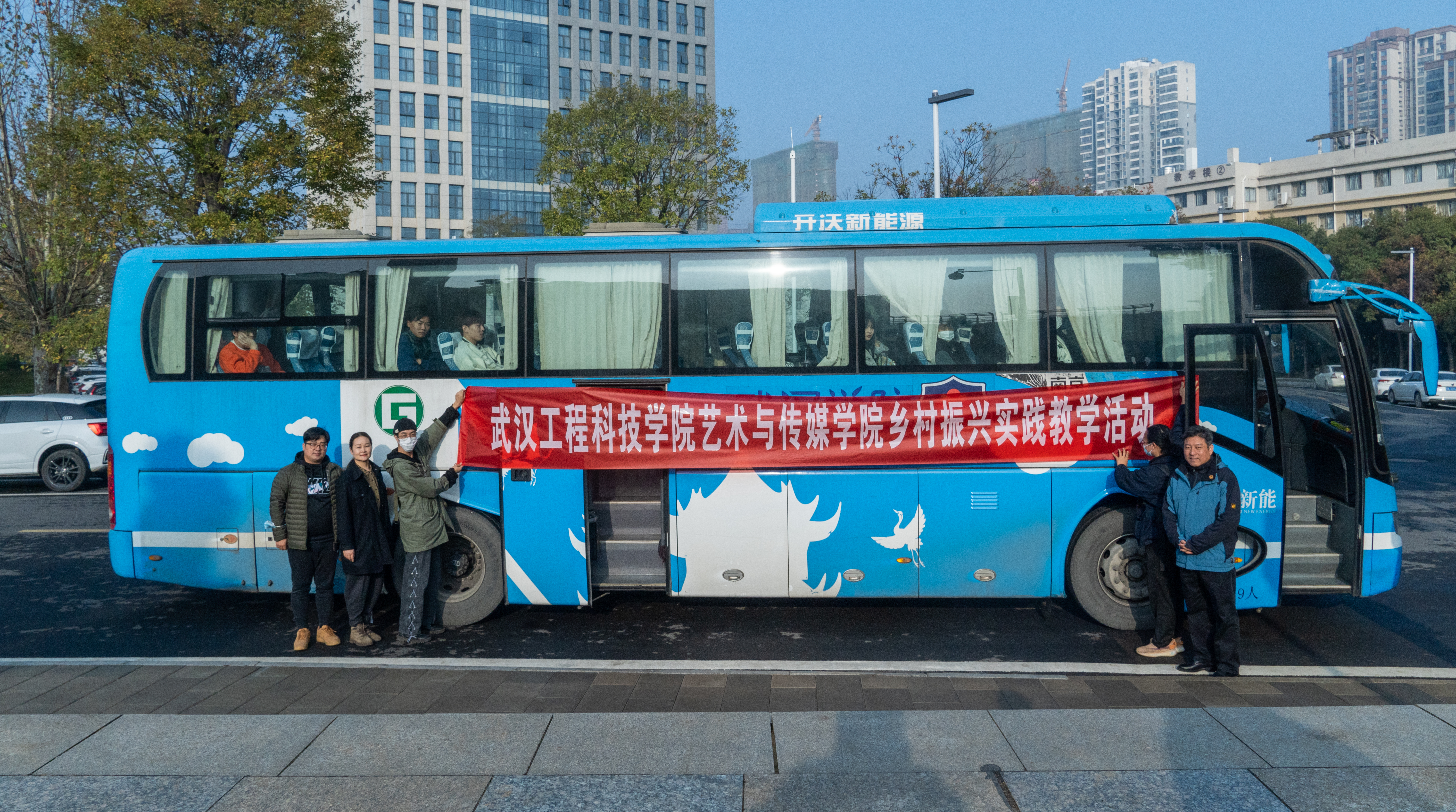 共同缔造美丽乡村建设典范 | 我校艺术与传媒学院师生艺术墙绘江夏崇岭村