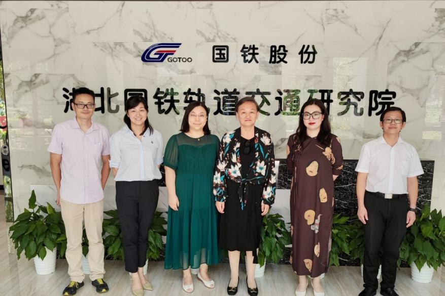 学校党委书记高芸带队走访慰问企业挂职锻炼教师