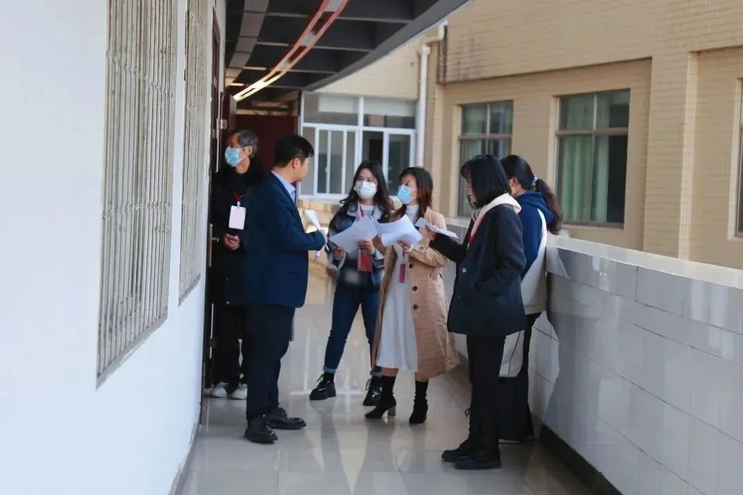校领导带队走进课堂,检查新学期线下教学“第一课”