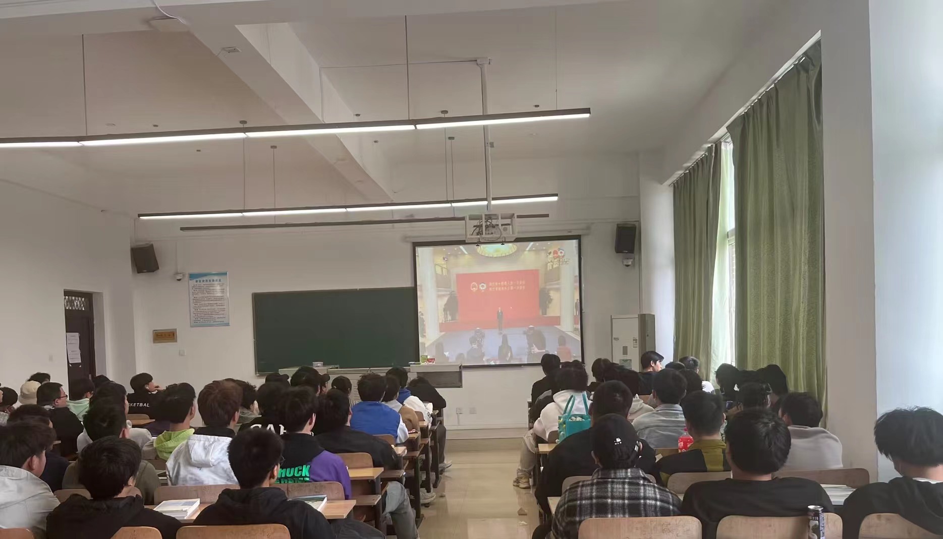 机械与工程学院组织学习十四届全国人大一次会议
