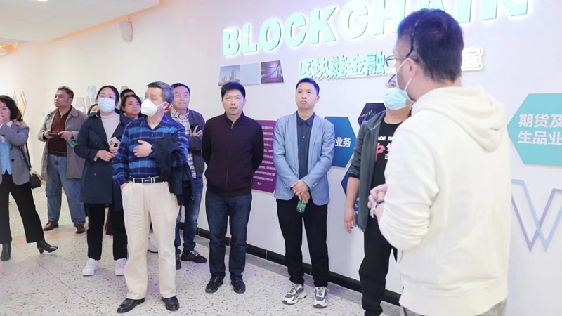数智赋能·融合创新——2023人才培养高质量发展论坛参会嘉宾参观经济管理学院实验实训中心