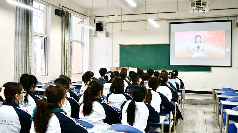 文法学院师生观看“青春为祖国 挺膺共担当”思政大课