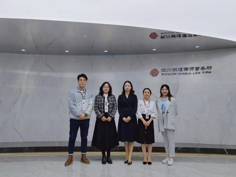 文法学院师生代表到四川明炬律师事务所学习交流