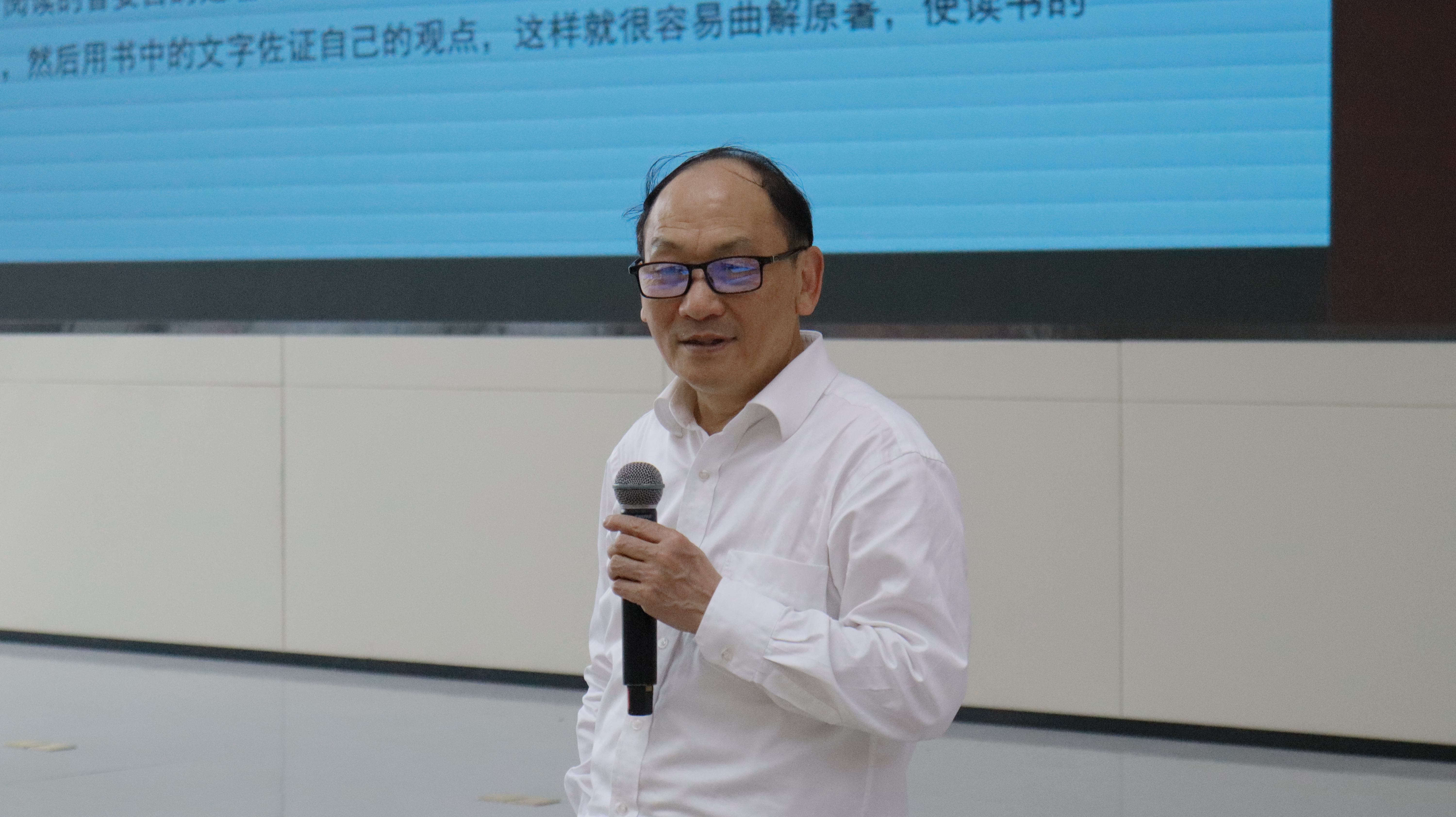 成都文理学院举行第十一届读书月首场讲座“读书漫谈”