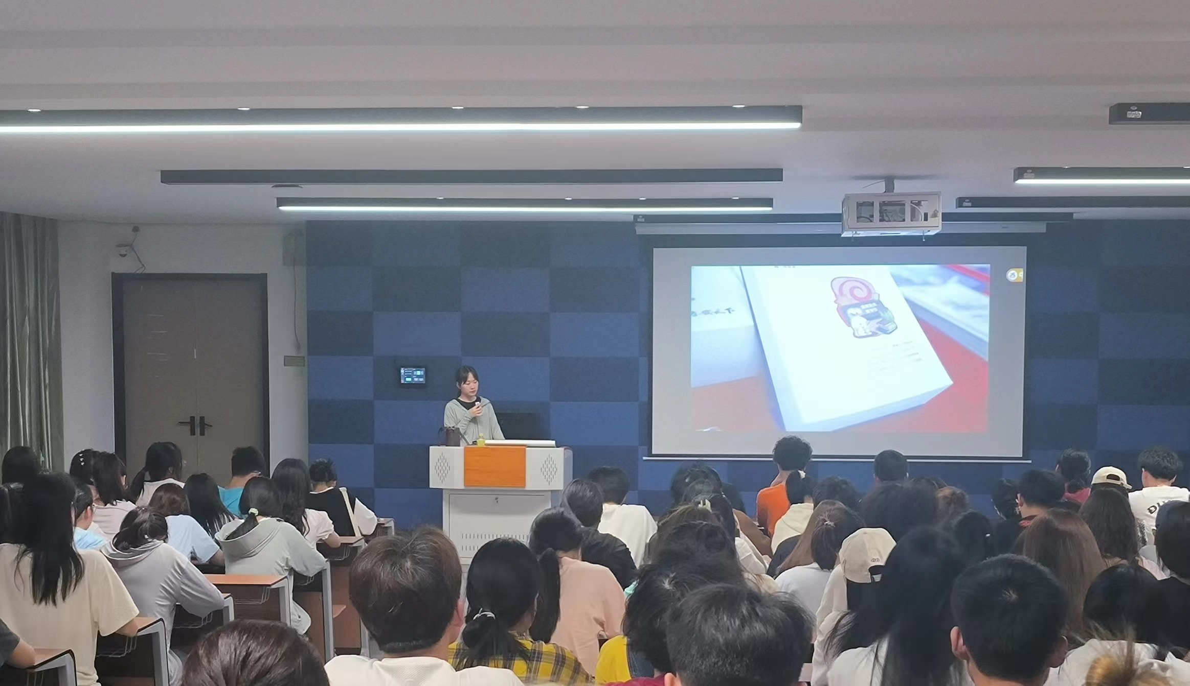 担当时代新人 共筑安全防线 人文学院开展安全法治教育主题班会