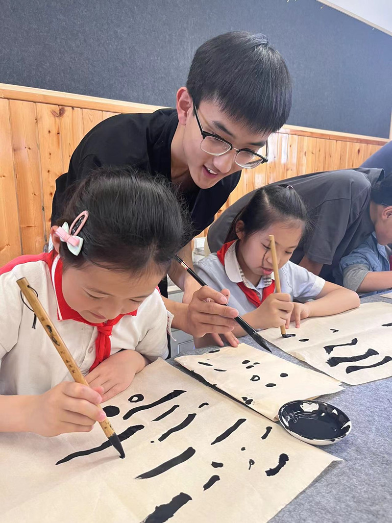 书法学学子前往洪河校区开展“世界读书日”主题活动
