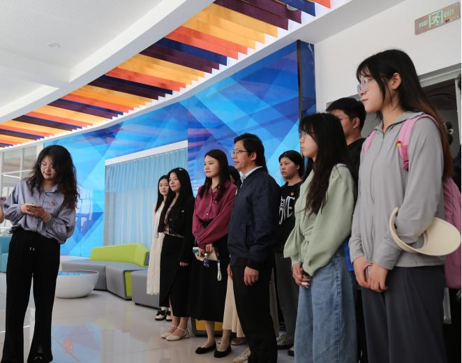 百年波澜壮阔 初心历久弥坚|我校人文学院组织非毕业生党员和发展对象参观“两弹一星”图片展