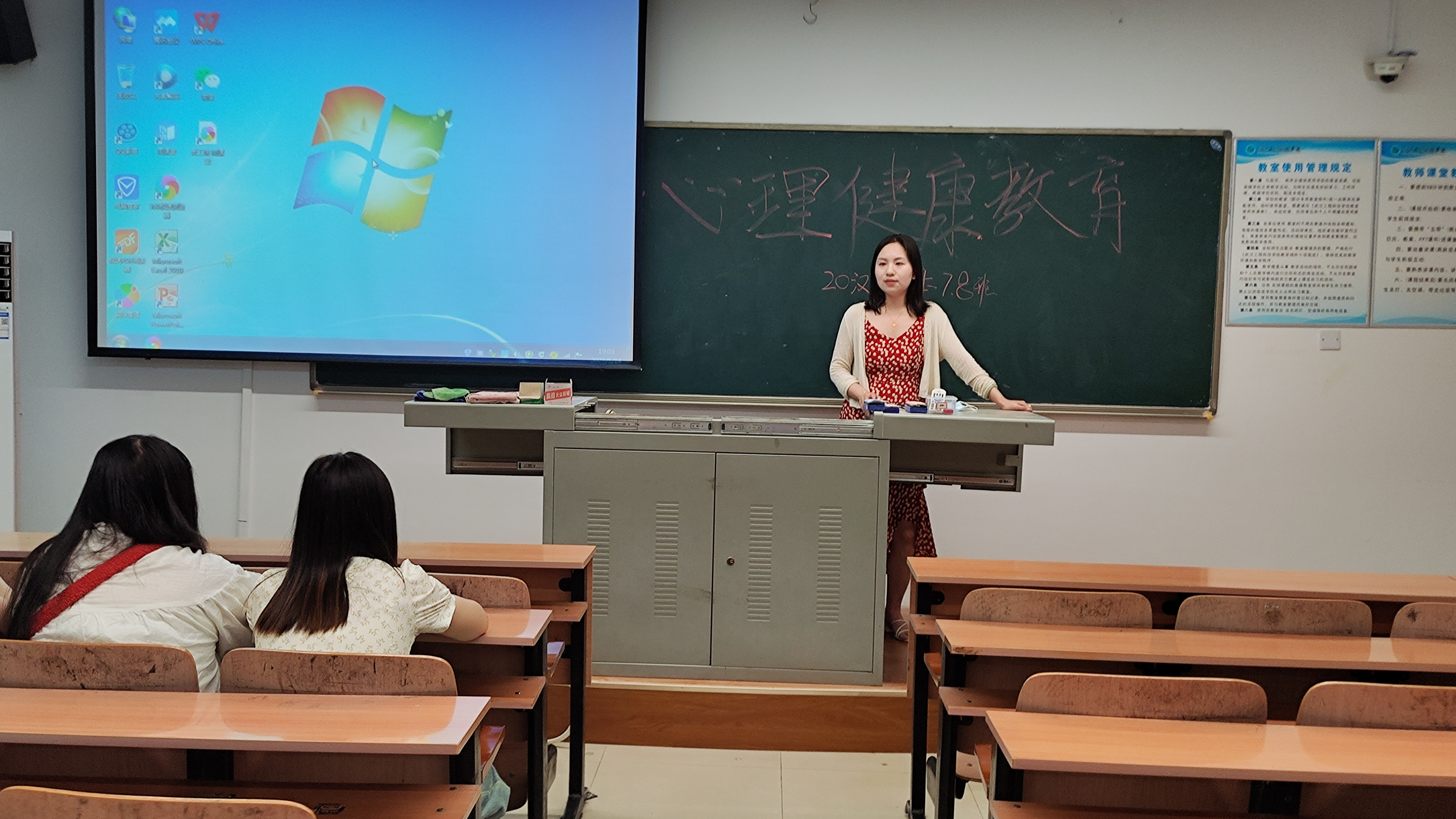 和谐心灵 拥抱自己 人文学院组织开展“关爱大学生心理健康”主题班会