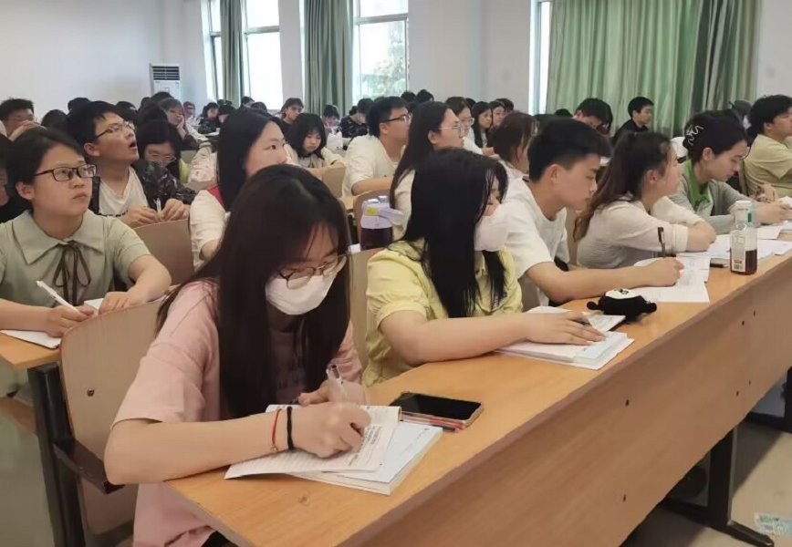经济与管理学院第三十六期党校第七次党课——经济与管理学院程淑玲老师为我院入党积极分子讲授“党员发展规定和程序”