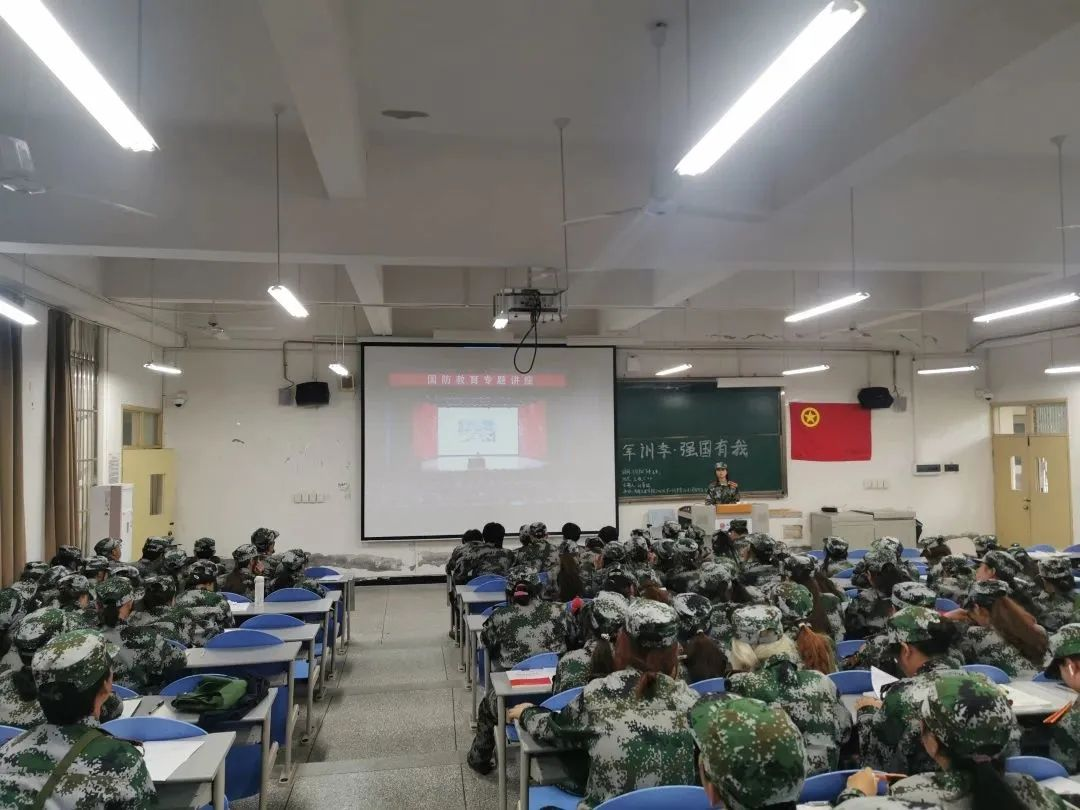 【艺术】艺术学院统一组织2022级视觉传达设计专业收看成都文理学院2023年国防教育讲座