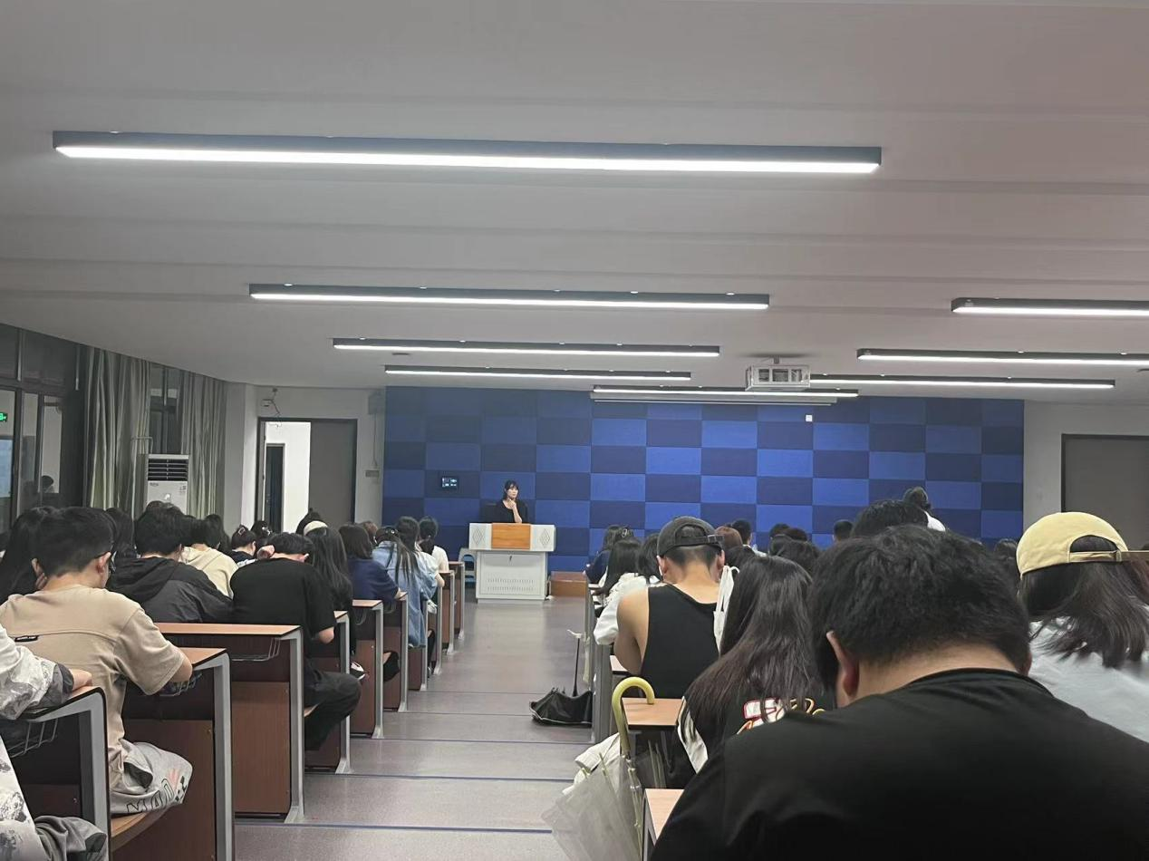 谨防诈骗驻防线 文明守纪护成长 人文学院组织开展主题班会活动