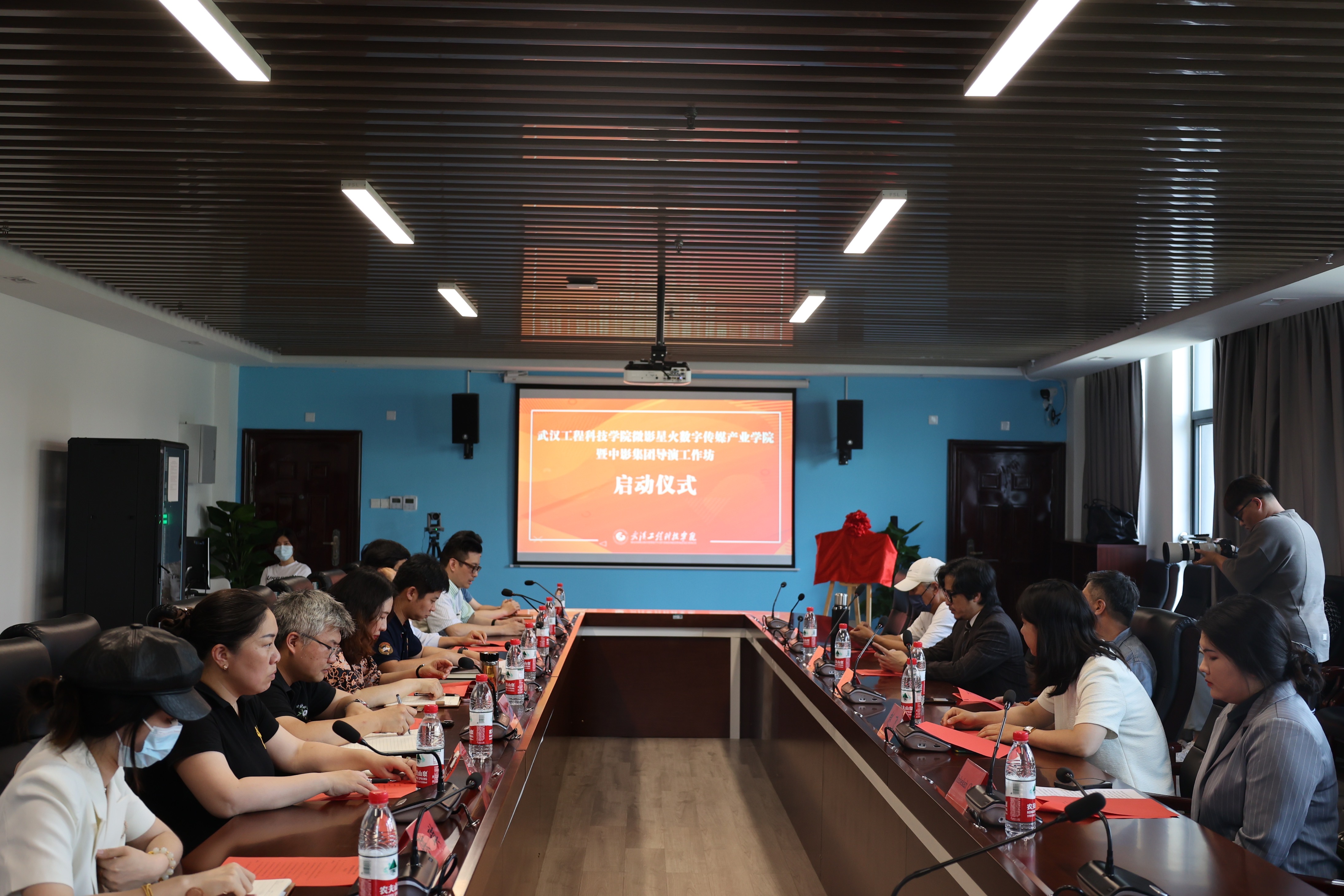 我校举行微影星火数字传媒产业学院暨中影集团导演工作坊启动仪式